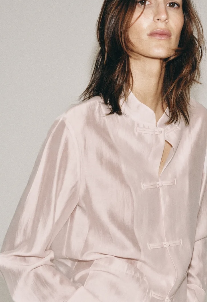پیراهن برند ZARA ORIGINAL از نخ ترکیبی لیوسل. یقه گرد و آستین بلند با لبه‌های مچ‌دار اورجینال